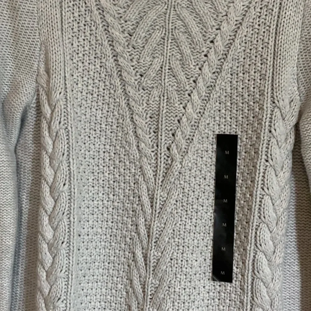 NWT Banana Republic Light Gray Cable Knit Sweater size Medium - Picture 10 of 10